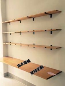 ตู้หนังสือติดผนังแบบเรียบๆ สำหรับตกแต่งห้องครัวและห้องนั่งเล่น ชั้นวางของแขวนบนผนัง วัสดุไม้แท้ ชั้นวางของในครัว