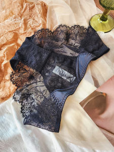 กางเกงในลูกไม้ผสมผ้าซาตินเซ็กซี่แบบบางสไตล์พระราชวังแนววินเทจสำหรับผู้หญิงกางเกงในทรงสามเหลี่ยมผู้หญิงเป้าผ้าฝ้ายรัดสะโพกเอวต่ำยั่วยวน