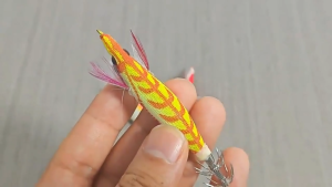 GOXBERK 4/5Pcs 3D Eyes Luminous Squid Fishing Lure Durable Glow in The Dark Wooden Shrimp Bait Life-Like Soft-footed Artificial Squid Jig Hook Sea Fishing