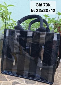 Túi xách trong suốt sọc đứng có 2 size với quai cầm và dây đeo đen phù hợp cho việc mua sắm hoặc sử dụng hàng ngày.