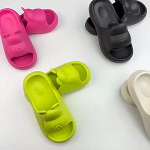 103 รองเท้าแตะพื้นนุ่มแบบสวม สีสันน่ารักกันลื่นได้ดี น้ำหนักเบาใส่ได้ทั้งหญิงและชายโดนน้ำแห้งไว้ไม่ซึมน้ำ สูง 3 เซ็น