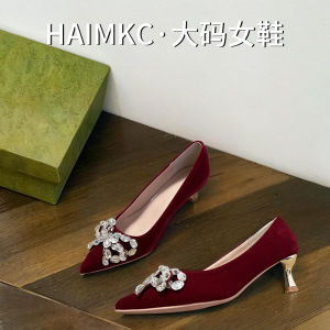 รองเท้าส้นสูงหัวแหลมพื้นยางสำหรับผู้หญิงไซส์ใหญ่ 41-43 ทรงหัวกว้าง สีแดง ประดับคริสตัล ทรงหัวแหลม ฤดูใบไม้ร่วง 2025 รองเท้าแต่งงานใหม่