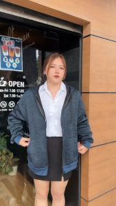 ลุคแฟชั่นด้วยเสื้อกันหนาวฮู้ดซิปหน้า ผลิตจากผ้าสำลีคุณภาพ เนื้อผ้านุ่มพิเศษ ให้ความอบอุ่นในทุกโอกาส ดีไซน์เรียบเท่ ใส่แล้วดูดี แมทช์ง่ายทุกชุ Y917