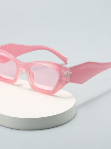 แว่นกันแดดสีชมพูวาวแฟชั่นไม่สมมาตร เลนส์กัน UVA สไตล์เรียบง่าย เหมาะกับใบหน้ารูปกลม แว่นกันแดดสำหรับผู้ชาย