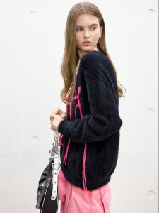 Juicy Couture | Contrast Color Embroidered Jacquard V-Neck Knitwear