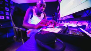 Loa Bluetooth JBL Clip 5 - Loa Siêu Bass - Kháng Nước IP67 - Pin 12H - Bluetooth 5.3 Mới - Loa Không Dây Có Móc Treo