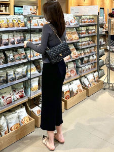 กระโปรงสั้นทรงหลวมเอวสูงสีดำสำหรับผู้หญิง ฤดูใบไม้ผลิและฤดูร้อน 2025 กระโปรงทรงเข้ารูปทรงเอขากว้างทรงเข้ารูปเอวยางยืด