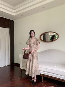 Bộ Áo Tay Hoa và Chân Váy