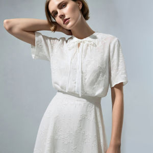 AMII | Elegant Commute Binding Phoenix-Tail Embroidery Butterfly-Sleeve Loose Blouse