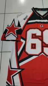 JERSEY VINTAGE NUMBER 69 REDSTAR OVERSIZE / JERSEY RUGBY / JERSEY BASEBALL\\n\\n Apa Itu Jersey Vintage Oversize?\\n\\nJersey vintage oversize adalah jersey yang memiliki desain retro dan ukuran lebar. Jersey ini biasanya diproduksi dengan menggunakan bahan berkualitas tinggi, sehingga nyaman digunakan dan tahan lama. Jersey number 69 merah adalah salah satu contoh jersey vintage oversize yang populer.\\n\\n Desain Jersey Retro\\n\\nDesain jersey retro menggambarkan gaya masa lalu yang klasik dan elegan. Jersey ini seringkali memiliki corak dan warna yang mencolok, seperti merah, biru, atau hijau. Desain jersey retro juga seringkali menampilkan logo atau emblem tim yang bersejarah.\\n\\n Ukuran Jersey Lebar\\n\\nJersey vintage oversize memiliki ukuran yang lebih lebar dibandingkan dengan jersey standar. Ini membuat jersey lebih longgar dan nyaman dipakai. Jersey lebar ini cocok untuk berbagai acara, mulai dari pertandingan olahraga hingga pesta teman.\\n\\n Bagaimana Memilih Jersey Rugby & Baseball yang Tepat?\\n\\nMemilih jersey rugby dan baseball yang tepat dapat mempengaruhi kenyamanan dan performa Anda saat bermain. Berikut adalah beberapa tips untuk memilih jersey yang tepat:\\n\\n Tips Memilih Jersey Rugby\\n\\n1. Pilih jersey dengan bahan yang ringan dan mudah menyerap keringat, seperti polyester atau katun.\n2. Pastikan ukuran jersey sesuai dengan tubuh Anda. Jersey yang terlalu ketat dapat menghambat gerakan, sementara jersey yang terlalu longgar dapat mengganggu kenyamanan.\n3. Pilih jersey dengan desain yang menarik dan mencerminkan identitas tim Anda.