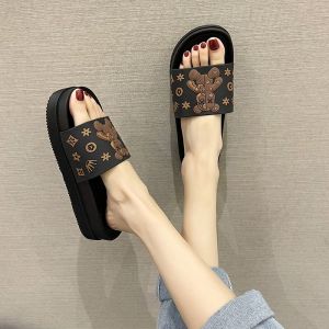 รองเท้าแตะส้นหนา ผู้หญิง ฤดูร้อน กลางแจ้ง กันลื่น ระงับกลิ่นกาย น่ารัก แฟชั่นบ้านในร่มส้นกลางรองเท้าชายหาดหมี ดีไซน์
