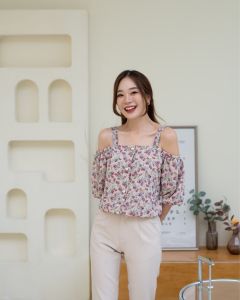 🧁🧁 น้อง Sugary top 🍬🍬 มาแล้วจ้า ไอเทมใหม่ที่รอคอย เสื้อเปิดไหล่มีมาให้เลือก 2 ลายเลยน้า มาด้วยลายดอกไม้เล็กๆ น่ารักสุดๆ เสื้อครอปนิดๆ cute