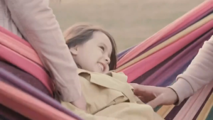 เปลญวน ขนาดใหญ่ 260*80cm เปลผ้าใบแบบป้องกันโรลโอเวอร์ เปลญวนแคมป์ปิ้งกลางแจ้ง เปลญวนชิงช้าลายรุ้ง แถมฟรีกระเป๋าเก็บและเชือก camping hammock