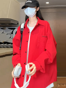 เสื้อเชิ้ตแขนยาวผู้ชายสีแดงสดมีลวดลายปัก ทรงหลวม สไตล์ลำลอง เสื้อแจ็คเก็ตแบบสวมหัว ฤดูใบไม้ร่วง แฟชั่นผู้ชาย