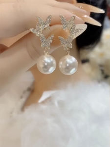 Elegant Butterfly Imitation Pearl Earrings: A Minimalist Fashion Statement
