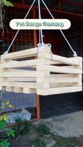 Pot Gantung Kayu Pot Tanaman Albasia Motif Vernish 30x30 cm