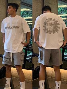 เสื้อยืดคอกลมแขนสั้นผ้าฝ้ายแท้สไตล์อเมริกันสำหรับผู้ชายในช่วงฤดูร้อน ทรงหลวมสบาย ๆ สไตล์ไฮสตรีท เสื้อตัวบนแบบพิมพ์ลายตัวอักษร