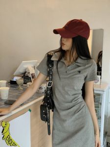 ชุดเดรสแขนสั้นสไตล์ลำลองสำหรับผู้หญิงในช่วงฤดูร้อน ดีไซน์ไหล่ เอวเอ คอโปโล เอวสูง กระโปรงทรงเอ ชุดทำงานสไตล์เกาหลี