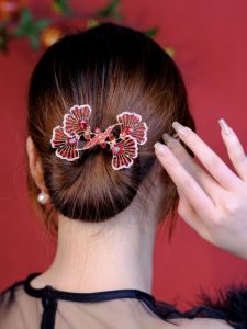 เครื่องประดับผมแบบหมุนสีแดงและเงินใบไม้ของฤดูใบไม้ร่วงและฤดูหนาว หมุดผมแบบกลม หมุดผมแบบหัวเข็มขัด ประดับผมแบบเรียบง่ายและหรูหรา