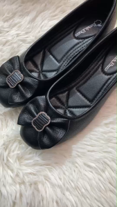 คัชชูสีดำส้นเตี้ยหนังนิ่ม ติดโบว์ น่ารักมากไม่กัดเท้าของ Enrich piners มาใหม่ล่าสุด ขายดีสุดๆๆพื้นนุ่ม ใส่สบาย สุดๆๆหนังนิ่มพิเศษ ไม่บีบ ไม่กัดเท้า เดินทั้งวันก็ยังรู้สึกเบาสบาย เหมาะสำหรับใส่ทำงาน ออกงาน หรือเดินช้อปเพลินๆ