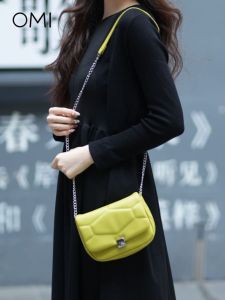 Oumi Chain Messenger Bag: A Stylish & Functional Choice for Women