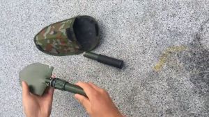 พลั่วพับมัลติฟัง พลั่วจอบฉุกเฉินพับสนามเดินป่าตั้งแคมป์ พลั่วอเนกประสงค์ 11 ใน 1 พร้อมกระเป๋าสำหรับพกพา มูลค่า 2,290 บาท