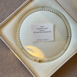 Magnetic Clasp Pearl Necklace for Women New 2025 Elegant Minimalist High-End Feelings Sweatshirt Accessory Fresh out Freshness
