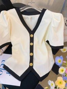 เสื้อยืดแขนสั้นลําลองสําหรับผู้หญิง You Jang-je ฤดูร้อนสไตล์บัตเลอร์เสื้อโพลีเอสเตอร์ 100% พร้อมปุ่มและการออกแบบเย็บปะติดปะต่อกัน