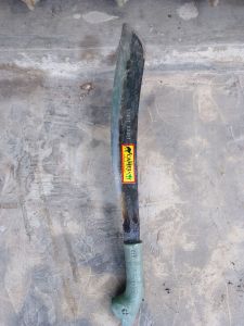 PARANG PENDEK UKURAN 35 CM DAN PARANG TEBAS  BAHAN FER BAJA ASLI  KUALITAS SANGAT TAJAM.