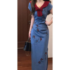 CHANGTONG | ชุดเดรสกระโปรงสั้นพิมพ์ลายดอกไม้สีน้ำเงินสไตล์จีนใหม่ ทรงสลิมฟิต ฤดูร้อน 2025 ชุดกระโปรงสั้นผ่าข้าง คอวี แขนสั้น