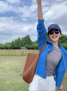 Áo Sơ Mi Nữ Màu Xanh Klein Blue Dáng Rộng Ngắn Chống Nắng Mùa Xuân Thu Phong Cách Mới Cổ Polo Tay Dài Thường Xuyên