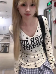 เสื้อยืดคอกว้างแขนยาวลายตัวอักษรสไตล์เกาหลีสำหรับผู้หญิง ทรงเข้ารูป ทรงสลิมฟิต ใส่ได้หลายชั้น เสื้อเชิ้ตทรงพอดีตัว