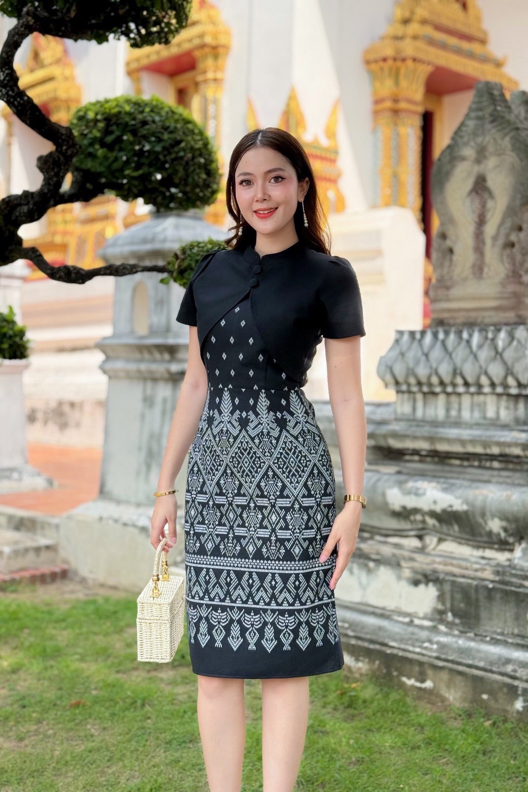 เดรสผ้าฝ้ายคอจีนลายไทย สีดำ-ขาว ใส่แล้วสง่า ทรงเข้ารูป พรางพุง | Lazada มุมมองที่ 7
