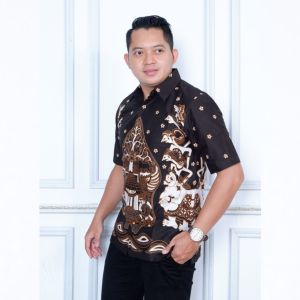 Batik Pria Lengan Pendek Full Furing Halus Katun Sragenan Solo Motif Wayang Tumpuk Hitam