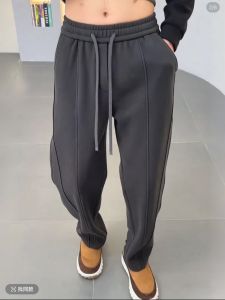 กางเกงลำลองผู้ชายหนาและอบอุ่นในฤดูหนาว กางเกงขายาวทรงตรงหลวมๆ ทรงหลวมๆ ดีไซน์ทันสมัย ​​กางเกงขายาวสำหรับใส่สบาย