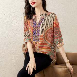 เสื้อเชิ้ตคอวีแขนสั้นผ้าไหมโพลีเอสเตอร์สำหรับผู้หญิงในช่วงฤดูร้อน เสื้อเชิ้ตทรงหลวมพิมพ์ลายแฟชั่นสำหรับผู้หญิงไซส์ใหญ่