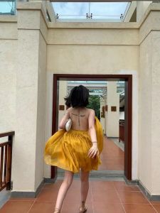 ชุดเดรสชายหาดสไตล์นางฟ้าสีเหลือง แขนกุด คอวี กระโปรงทรงเอ ผ้าฝ้ายผสมโพลีเอสเตอร์ ฤดูร้อน 2024 ชุดเดรสยาวคลุมเข่า