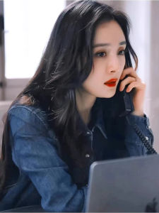 เสื้อเชิ้ตยีนส์สีน้ำเงินสำหรับผู้หญิง ฤดูใบไม้ผลิ 2024 เสื้อคลุมกันหนาวแบบใหม่ เสื้อเชิ้ตแขนยาวทรงหลวม สีสันสดใส ปกโปโล