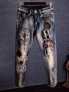 กางเกงยีนส์ทรงสลิมฟิตสำหรับผู้ชาย ทรงยืดหยุ่น ลายปักย้อนยุค ทรงขาด ดีไซน์เฉพาะตัว กางเกงยีนส์ทรงย้อนยุคสำหรับผู้ชาย