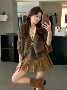 ชุดเสื้อคาร์ดิแกนถักคอวีและกระโปรงจีบสองชิ้น ชุดแฟชั่นฤดูใบไม้ร่วงและฤดูหนาว ชุดเสื้อสเวตเตอร์หลวมๆ ชุดสองชิ้น ชุดสองชิ้น ชุดแฟชั่น