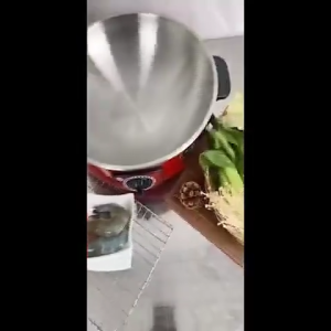 monqiqi กระทะไฟฟ้า 3L กระทะไฟฟ้าเอนกประสงค์ ฝาแก้ว ปรับไฟได้ อเนกประสงค์ ต้ม ผัด ทอด ขนาด 12นิ้ว มีซึ้ง - ไม่มีซึ้ง เคลือบเทปล่อน - Red