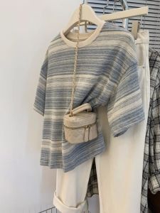 เสื้อยืดแขนสั้นลายทางย้อนยุคสไตล์อเมริกันไซส์ใหญ่สำหรับผู้หญิงในช่วงฤดูร้อน เสื้อแขนสั้นหลวมๆ สไตล์ฮ่องกง ทรงครึ่งตัว