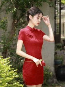 เดรสกี่เพ้าสีแดง แขนสั้น มีซิปหลัง ปั๊มลายผ้ารูปมังกรทั่วตัว แต่งกระดุมจีนที่คอและอก กระโปรงทรงตรงผ่าข้าง ชุดตรุษจีน #9244