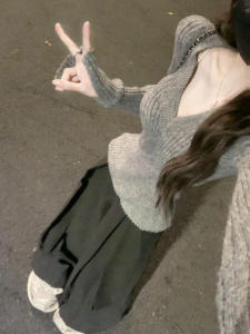 เสื้อสเวตเตอร์คอวีสีเทาสไตล์อเมริกันย้อนยุคสำหรับผู้หญิง ฤดูใบไม้ผลิและฤดูใบไม้ร่วง 2025 ใหม่ เสื้อชั้นในทรงสลิมฟิต อบอุ่น ใส่ได้ตลอดทั้งปี