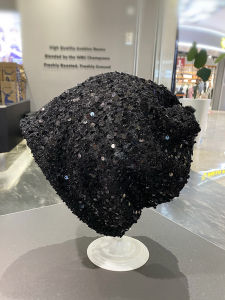 หมวกบีนนี่เลื่อมบางสดใสสําหรับผู้หญิง ฤดูใบไม้ผลิ ฤดูร้อน ทันสมัย หน้าเล็กเปิดเผย ระบายอากาศได้ดี หมวกเหนือศีรษะที่เข้ากันทั้งหมด