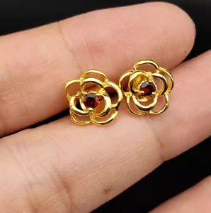 ต่างหูโกเมนแท้ขนาด 2 มิล ตัวเรือนเงินแท้ 92.5% ชุบทอง ทรงกุหลาบ น้ำหนัก 2.28 กรัม พลอยปท้จากบ่อบางกะจะ สินค้ามีใบรับประกันจากทางร้าน