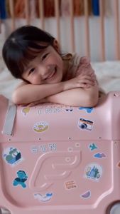 Vali Kéo Du Lịch Stokke Jetkids 18inch Tích Hợp Giường Ngủ và Ghế Ngồi - Bánh Xe 360° Chống Nước Chống Nắng Có Nắp Gập Tiện Ích Cho Bé 2-7 Tuổi