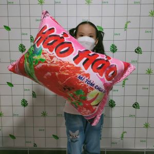 GỐI TỰA LƯNG HÌNH GÓI MÌ TÔM SIZE LỚN VẢI NHUNG MỊN GỐI NẰM NGỦ DỄ THƯƠNG CHO BÉ