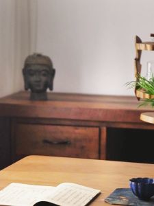 ไม้เนื้อแข็งเชิงเทียนลมโคมไฟวินเทจสไตล์เอเชียตะวันออกเฉียงใต้แก้วโคมไฟเชิงเทียนกลางแจ้งลมม้าโคมไฟประดับ เชิงเทียนไม้ โคมไฟตั้งโต๊ะเทียนบรรยากาศ