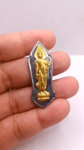 B056 จี้พระ ปางลีลา 25 พุทธศตวรรษ เนื้อชิน หน้ากากทอง พระพุทธชยวันตี ปี 2500 ขนาด 2.0X5.0 ซม.